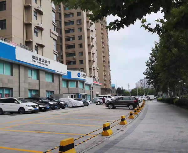 青岛城阳街道建设银行停车位划线已完工