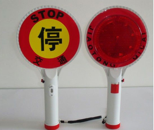 青岛交通标识牌根据不同材料也具有不同色彩、机理，也能给人予不同的视觉感受