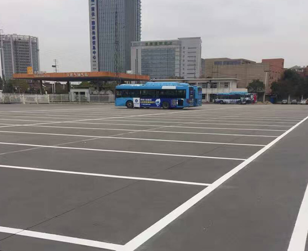 青岛高新区公交停车场地面停车位划线完工