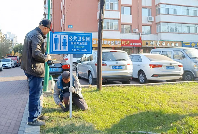 青岛标识牌小编认为，除了人们的文明素质问题，这里缺少公共厕所的交通标志牌指引也是其中一个重要原因