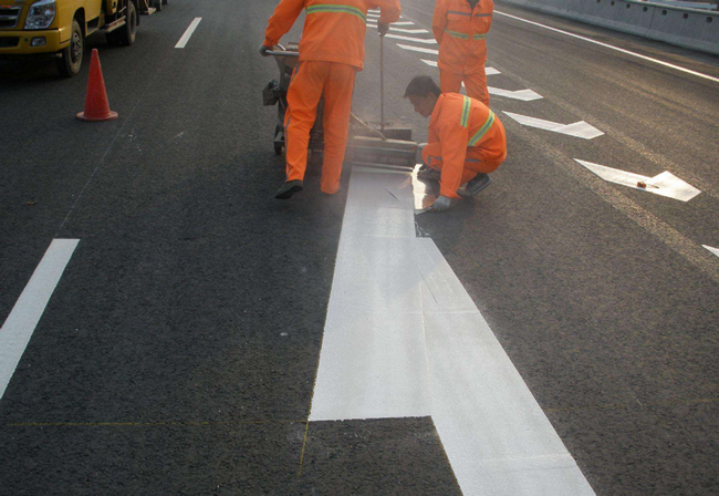 青岛划线的工人师傅们正在施画道路的标志标线
